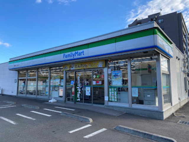 コンビニ　ファミリーマート日野旭が丘三丁目店（コンビニ）まで1008m