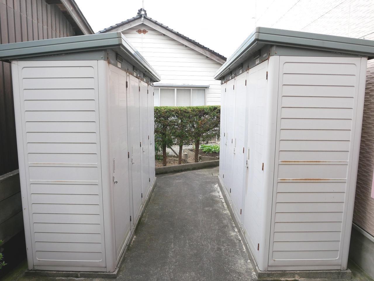 庭　屋外に専用倉庫がございます