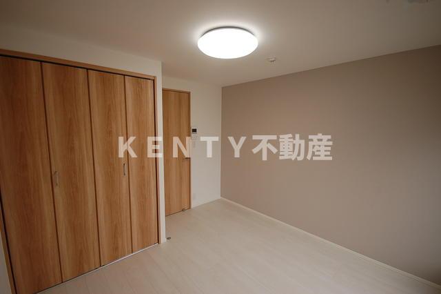 その他部屋・スペース　開放的な寝室です