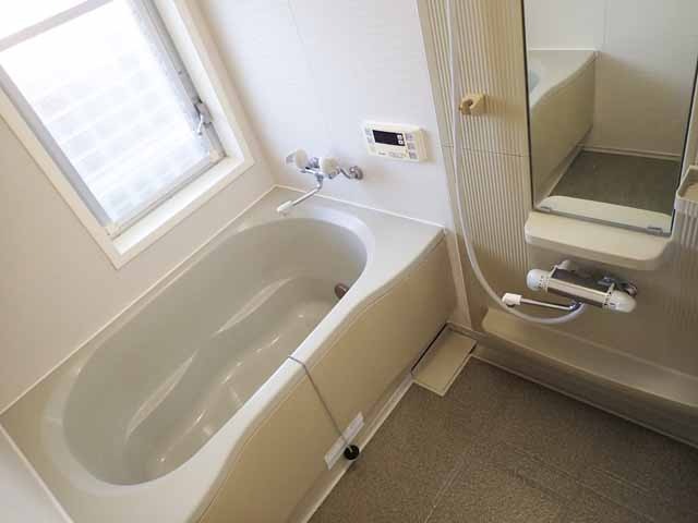 バス・シャワールーム　窓付きで換気しやすいですね！