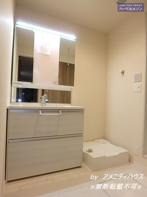 洗面設備　●朝の準備もラクラク　快適な独立洗面スペースあり。