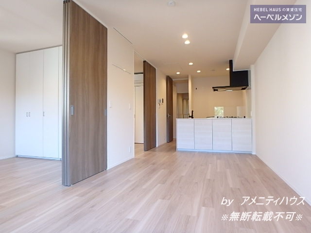 居室・リビング　●バルコニー側からリビングスペースを撮影。