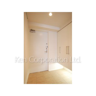 玄関　同タイプ2階のお部屋を撮影。仕様が異なることがあります。