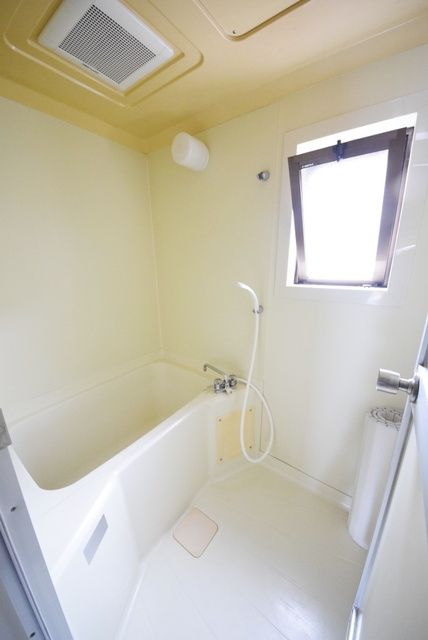 バス・シャワールーム　換気扇と窓がございます