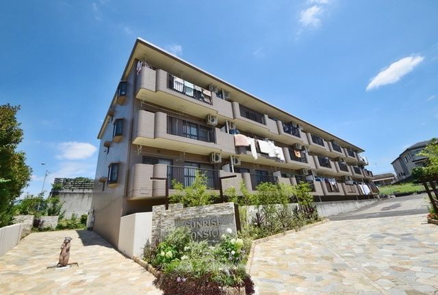 建物外観　日中撮影