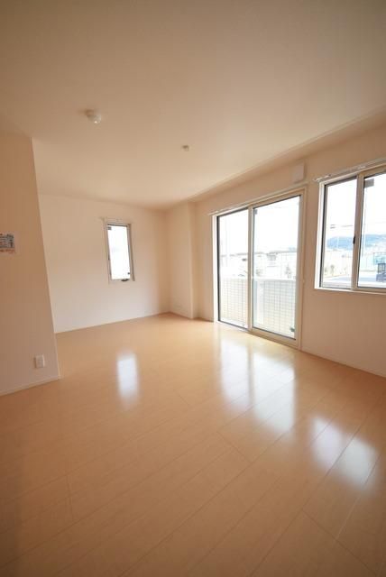 居室・リビング　☆窓が多くてとても明るいです☆