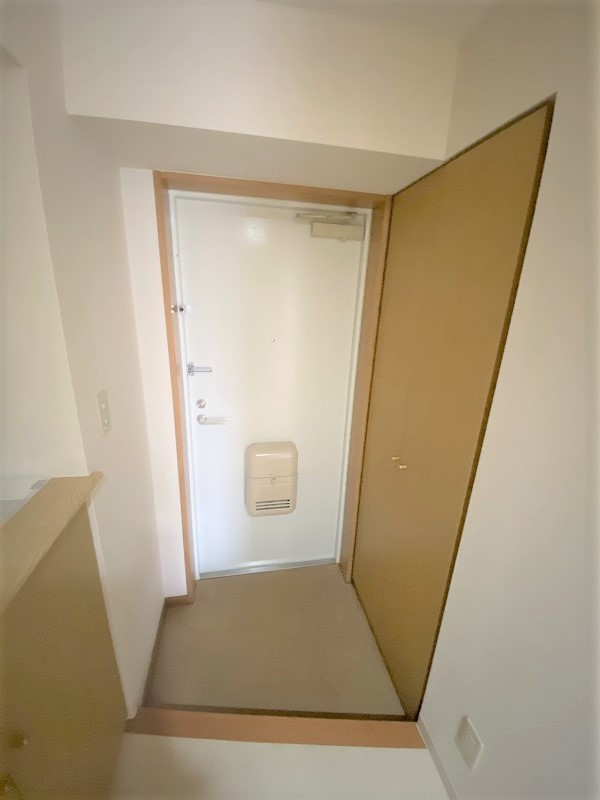 玄関　玄関には靴箱と、収納完備！