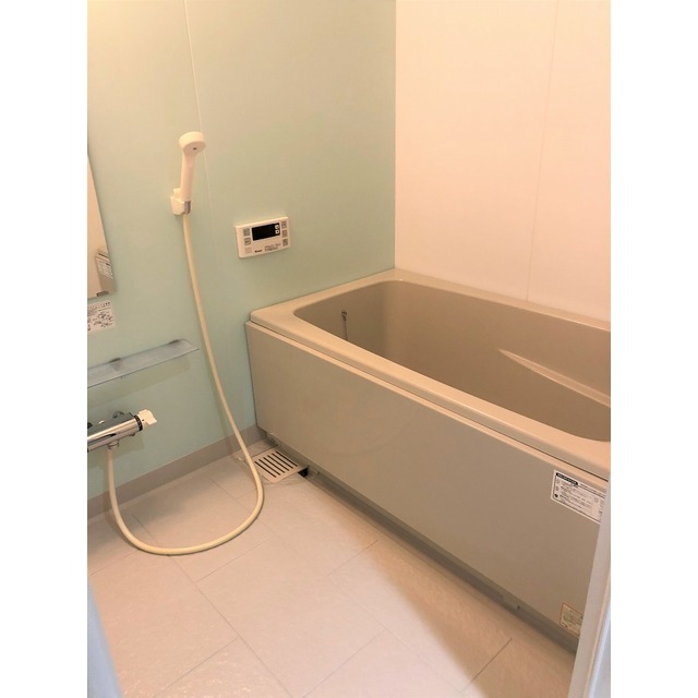 バス・シャワールーム　※301号写真引用(床・建具色相違あり)