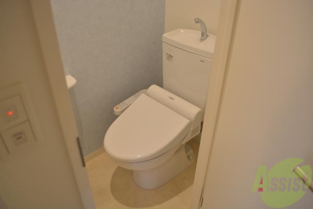 トイレ　ウォシュレット付きになり、手すりもついております