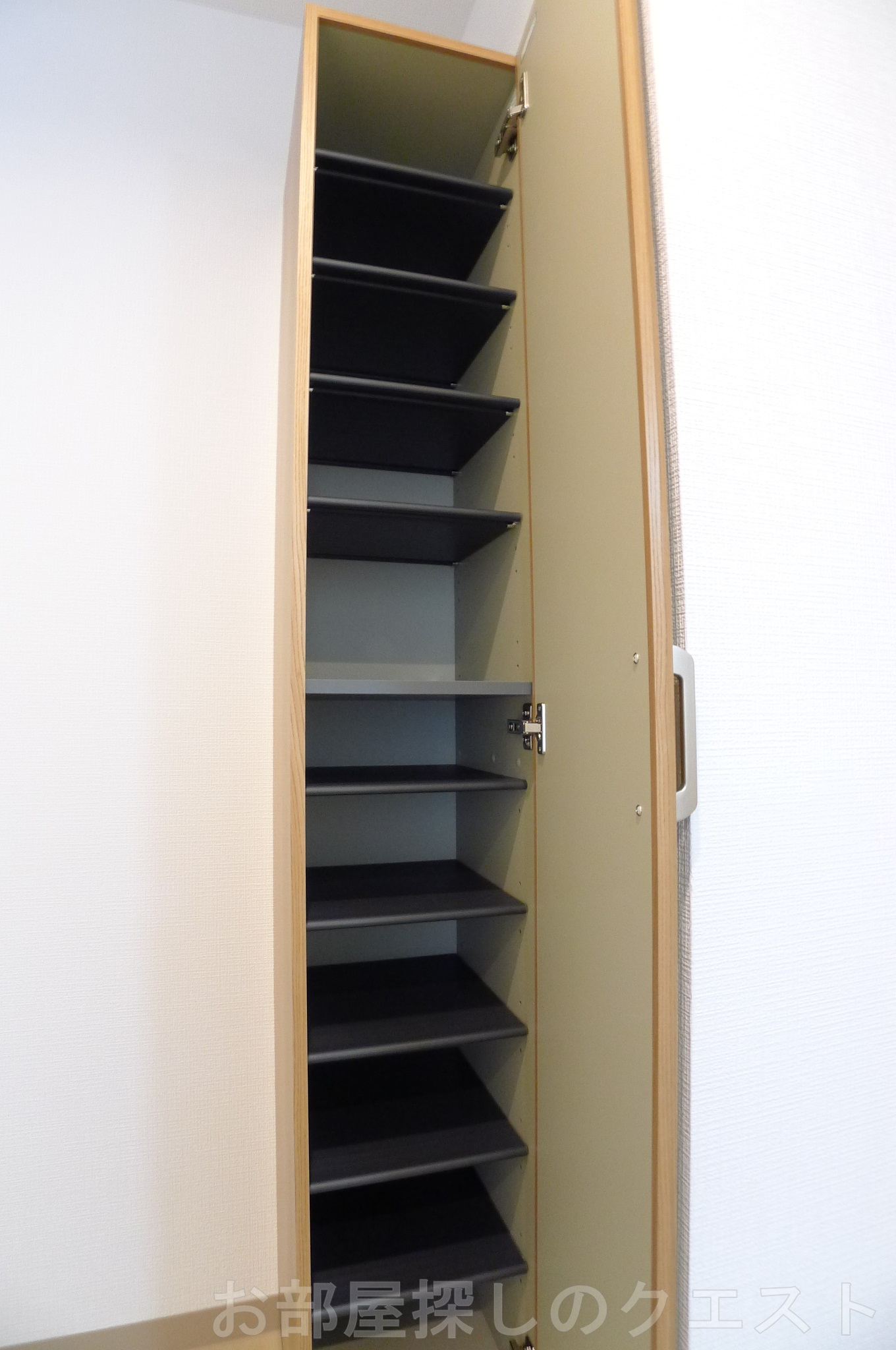 玄関　（写真は同仕様反転）