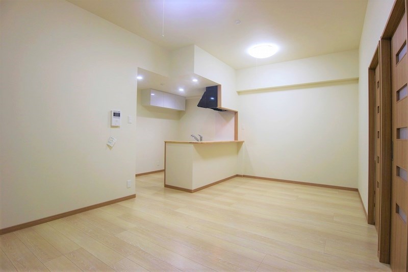 居室・リビング　横に長く、家具の配置がしやすいリビング。窓も大きくて明るい。