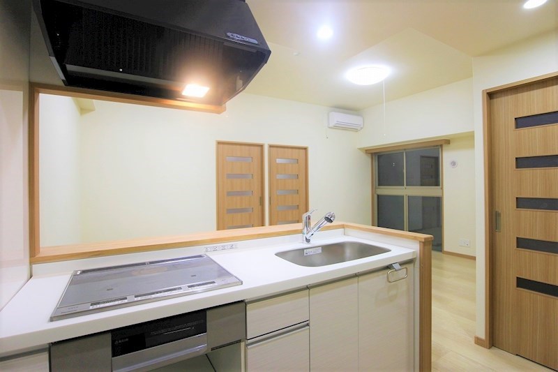 キッチン　3口のIHヒーター付きです。下にはオーブンが置けるスペース。