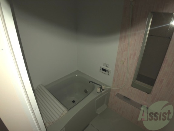 バス・シャワールーム　お風呂の様子です。追い焚きが付いております。