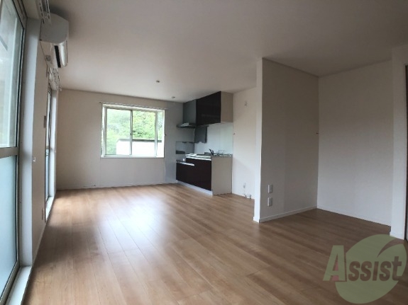 居室・リビング　広々１４．３帖のＬＤＫです。家具のレイアウトも迷いますね