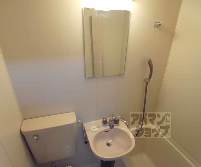 洗面設備　鏡・・・有りマス。