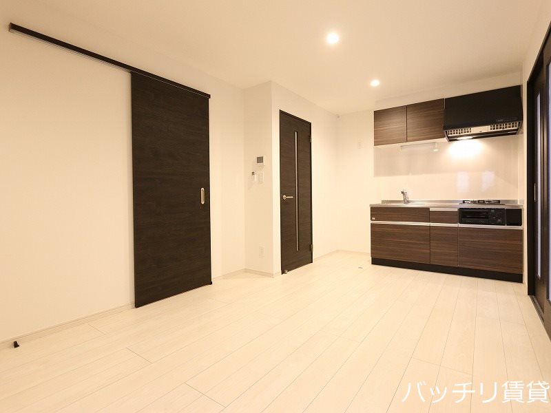 居室・リビング　※実際はホワイトベースのお部屋です。同型タイプの為、現状を優