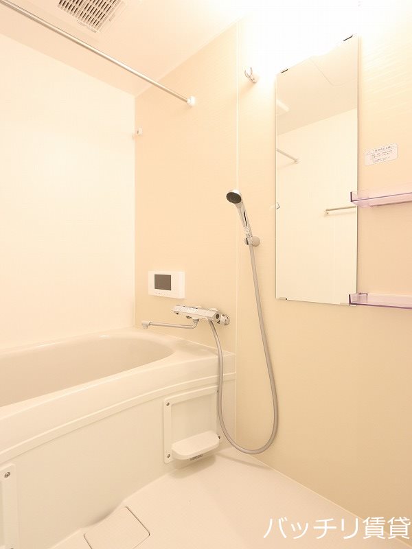 バス・シャワールーム　※実際はホワイトベースのお部屋です。同型タイプの為、現状を優