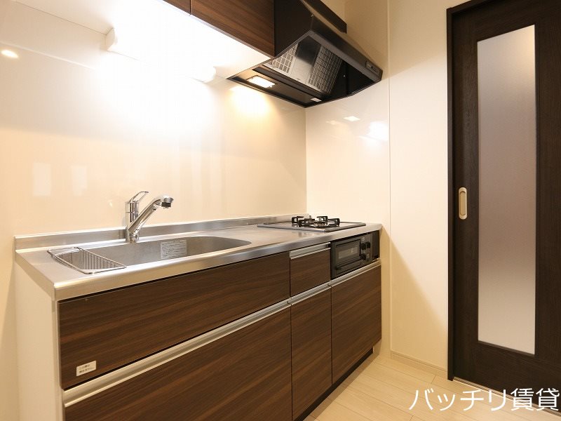 キッチン　※実際はホワイトベースのお部屋です。同型タイプの為、現状を優
