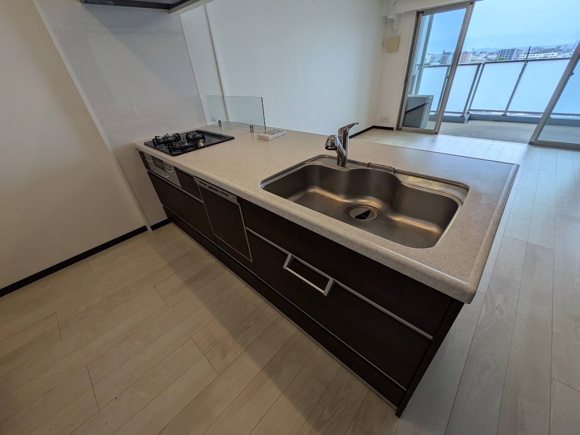 キッチン　退去前につき同タイプ別部屋のお写真です。