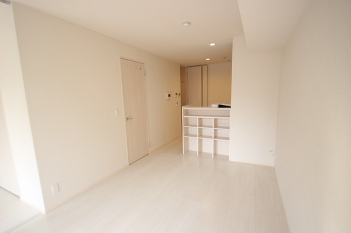 居室・リビング　小物整理に便利な収納付きです♪