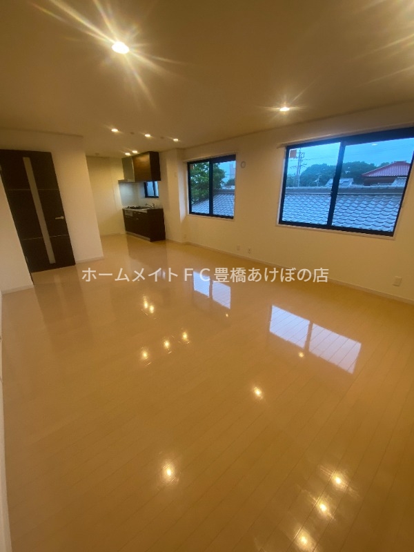 居室・リビング　同型別部屋写真（反転）