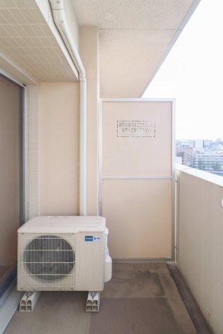 バルコニー　別号室のものです。現状優先になります。