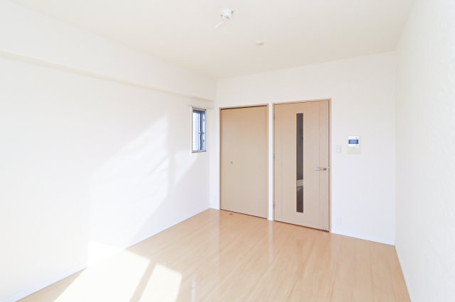 居室・リビング　別号室のものです。現状優先になります。 ※出窓はございません