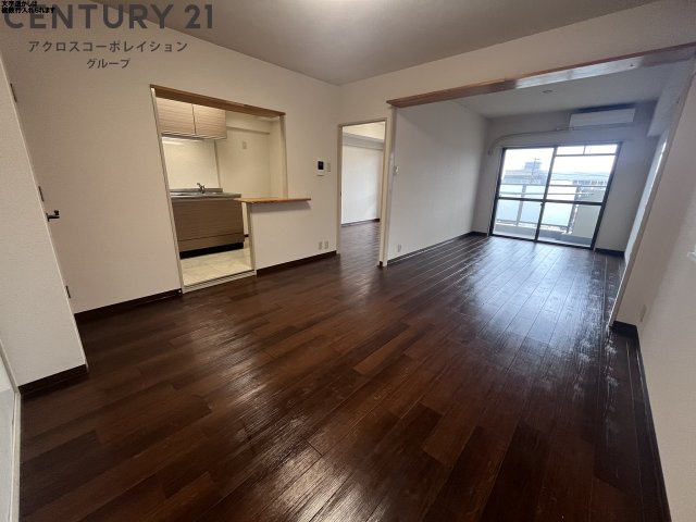 居室・リビング　出窓もついて明るいお部屋です。