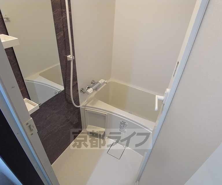 バス・シャワールーム　バスルームです