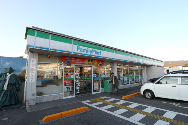 コンビニ　ファミリーマート高知インター南店（コンビニ）まで223m