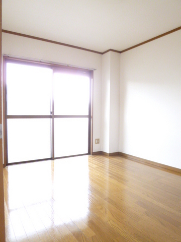 居室・リビング　バルコニー側の洋室