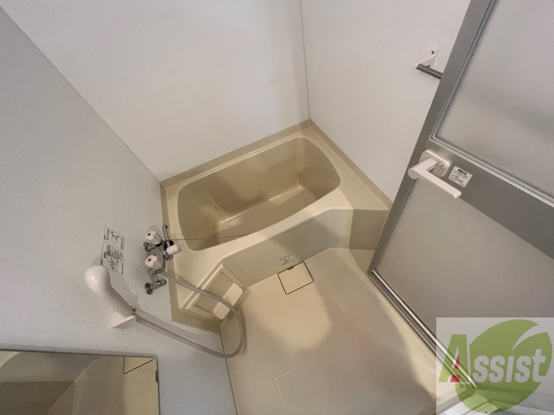 バス・シャワールーム　バスルームは狭すぎず、シャワーも浴びやすそうです。