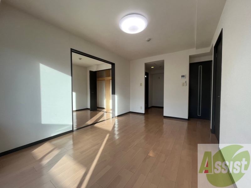 居室・リビング　白さが清潔感を出してくれます。お部屋も明るいですね。