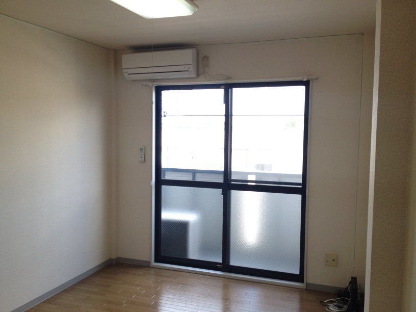 居室・リビング　白を基調とした室内