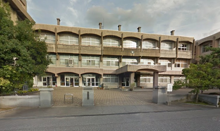 中学校　富山市立大泉中学校（中学校）まで686m