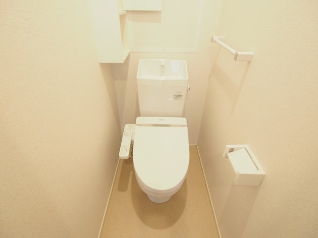 トイレ　温水洗浄便座付きで快適です。