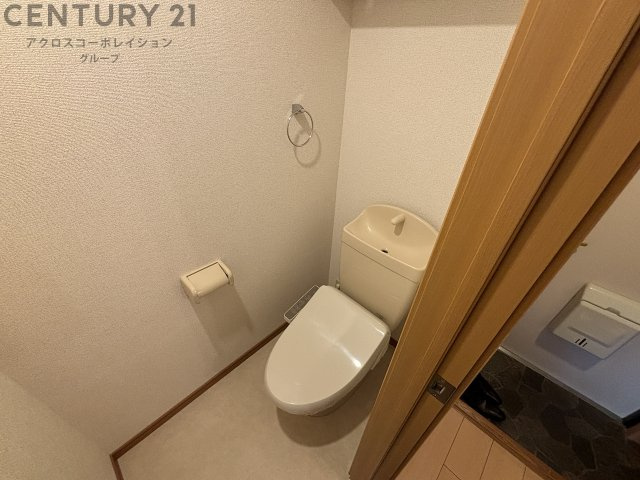トイレ　温水洗浄便座付きのトイレです♪