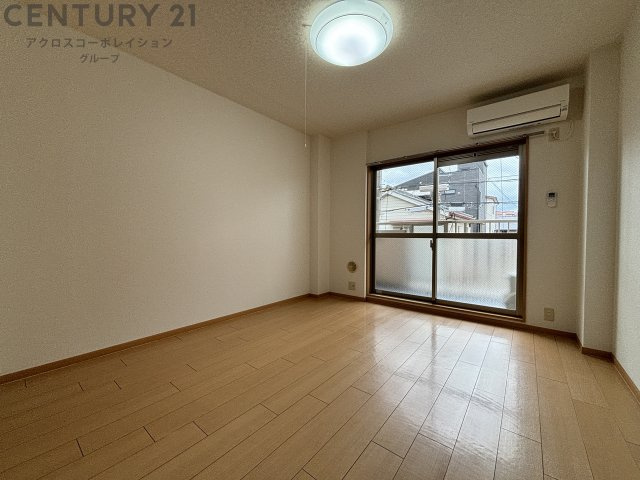 居室・リビング　南向きエアコン付きの9.8帖の洋室です♪