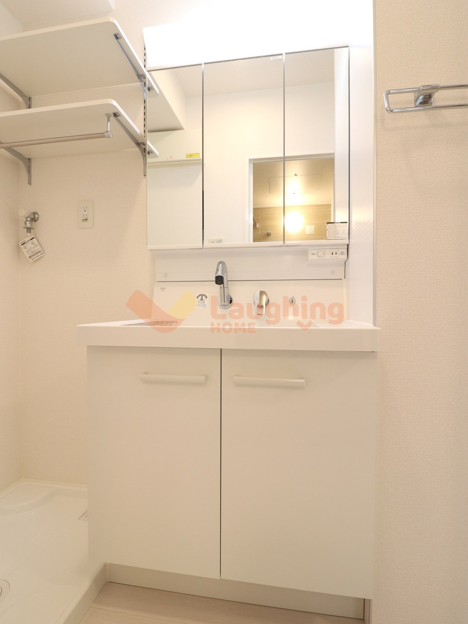 洗面設備　明るい洗面所です