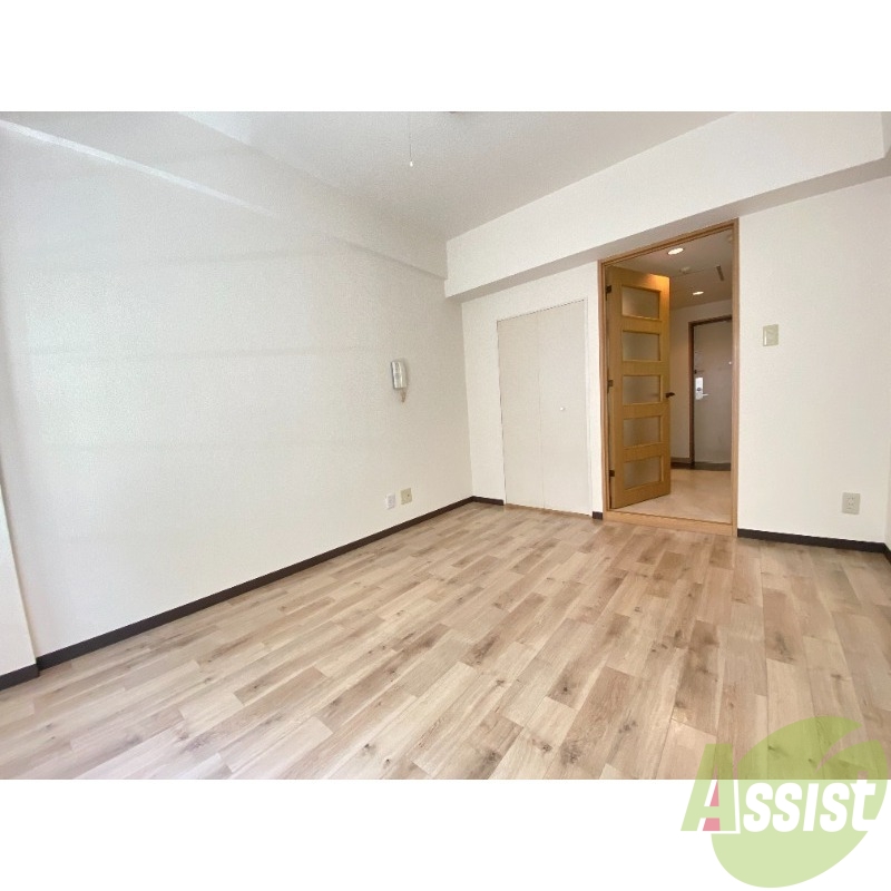 居室・リビング　こちらは別角度からの洋室です。フロアの色合いが綺麗です。