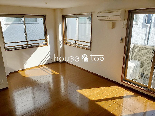 居室・リビング　窓の多い明るいリビング