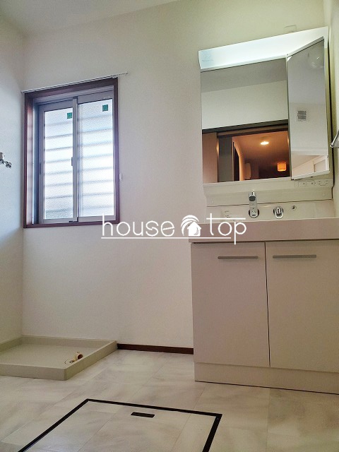 洗面設備　物入れもある収納豊富な脱衣スペース