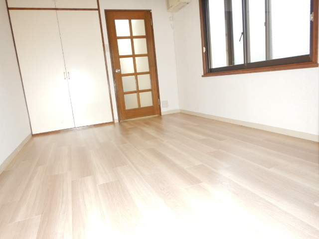 居室・リビング　角部屋出窓有り