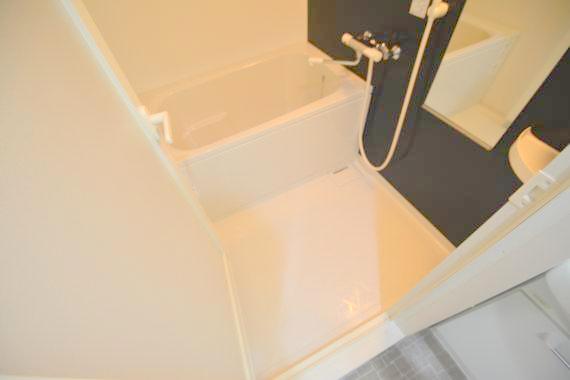 バス・シャワールーム　大きなバスルームは、足を伸ばせしてゆっくりできます。