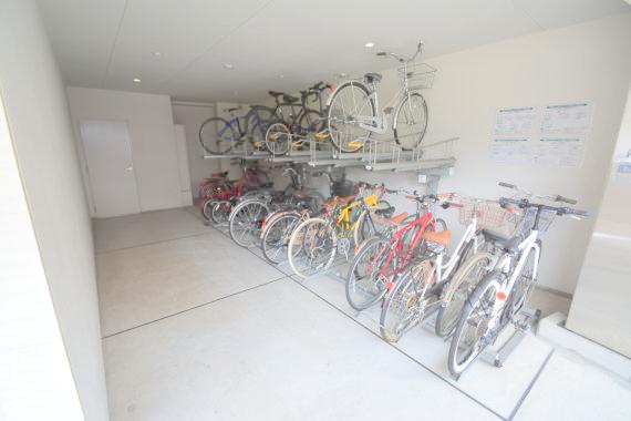 駐車場　敷地内にある駐輪場。雨の日にはうれしい屋根つきです。