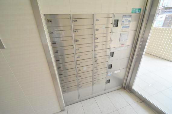 ロビー　ロビーにある各部屋毎のメールボックス。