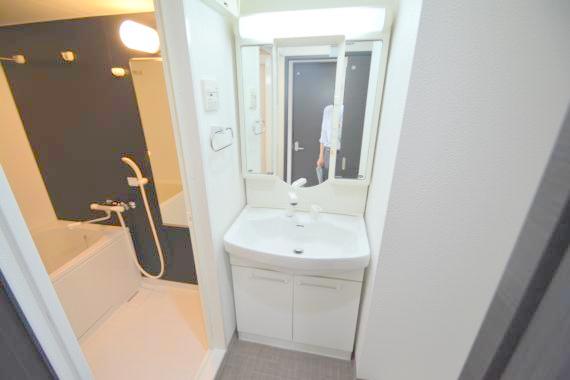 洗面設備　人気の独立洗面所にはうれしいシャンプードレッサーが付いてます