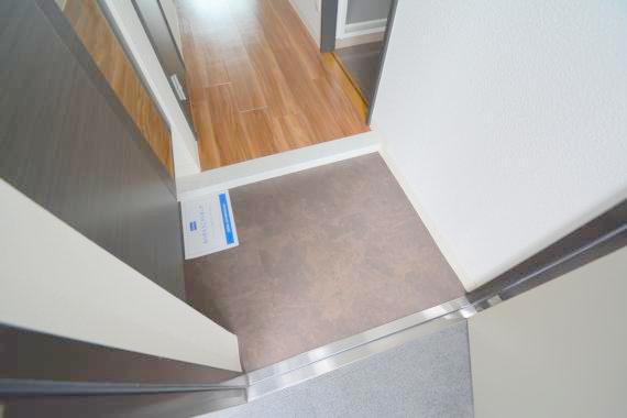 玄関　玄関に入るとお部屋まで一直線、明るい光が差し込みます。