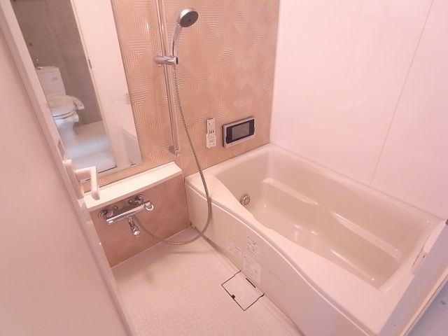 バス・シャワールーム　清潔感のあるお風呂