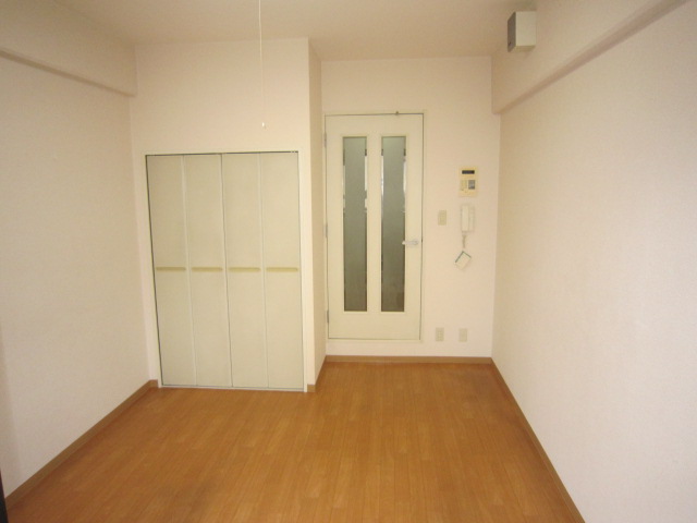 居室・リビング　同マンション別部屋の写真です